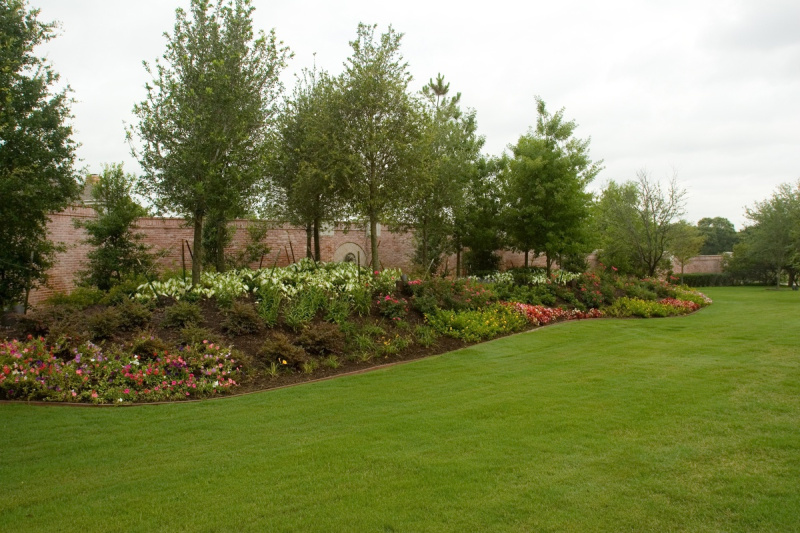 Flower bed | Lawn Mowing Services by Green Earth DFW